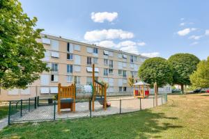 een speeltuin in een park voor een gebouw bij Studio proche paris la défense parking privé in Rueil-Malmaison