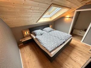 una vista sul soffitto di un letto in una camera di Ferienwohnungen WahlHeimat-Pfronten a Pfronten