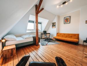 1 dormitorio con 1 cama, escritorio y sillas en 4-Schlafzimmer-Terrassensuite Oasis - WORKSPACE EM-APARTMENTS DEUTSCHLAND, en Bielefeld