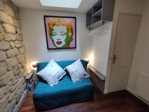 Кровать или кровати в номере Romantic tiny house inside Montmartre near Moulin Rouge