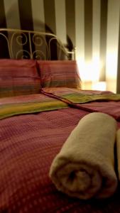 un asciugamano è steso su un letto di Apartament G66 a Wydminy