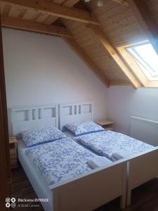 1 Schlafzimmer mit 2 Betten im Dachgeschoss in der Unterkunft Chalupa Kozí 62 in Klatovy