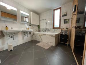 Koupelna v ubytování Wunderschöne Wohnung am See mit Sauna & Whirlpool + 37 fotografií