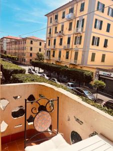 un balcon avec une chaise et des bâtiments en arrière-plan dans l'établissement Appartamento retrò-chic in La Spezia, à La Spezia