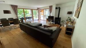 Posezení v ubytování Wunderschöne Wohnung am See mit Sauna & Whirlpool