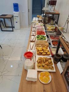 een buffet lijn met veel verschillende soorten eten bij Vatan Plaza in Tasjkent