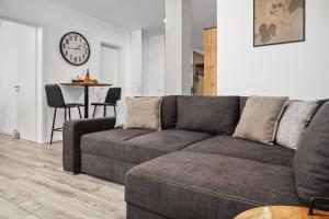 ein Wohnzimmer mit einem Sofa und einem Tisch in der Unterkunft Park Avenue Apartments I Domsuite I Hbf I Netflix I WLAN in Köln