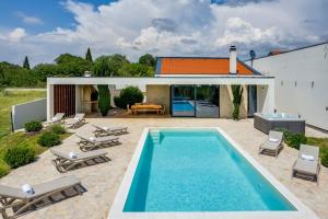 - une piscine dans l'arrière-cour d'une maison dans l'établissement Villa T, spacious with heated pool & jacuzzi, à Raštević