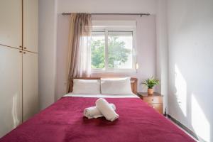 Un dormitorio con una cama con una toalla. en Erifili House, en Kallithea Halkidikis