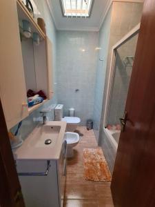 ein Bad mit einem Waschbecken, einem WC und einer Dusche in der Unterkunft We’re a 7-minutes walk from Beach Mar-Menor in Los Alcázares