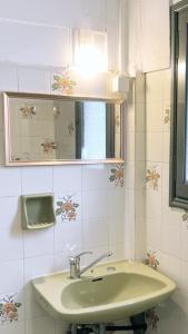 een badkamer met een wastafel en een spiegel bij Villa Maria (3) in Gardeládes