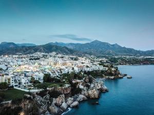 z góry widok na miasto i wodę w obiekcie Apartamento turístico Azahara w mieście Nerja