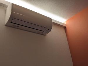 un televisor colgado en la pared en una habitación en Tbox, en Kutchan