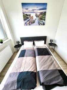 sypialnia z łóżkiem i obrazem na ścianie w obiekcie Oskar Wilde w mieście Lubowla