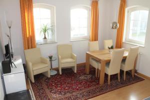 O zonă de relaxare la Ferienwohnung mit großzügiger Terrasse und Blick in die Natur