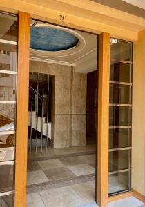 um quarto com uma porta de vidro e um tecto em East Coast Thessaloniki em Tessalônica