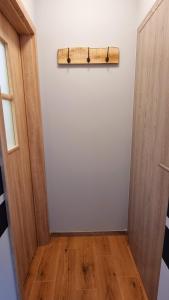 un pasillo con una puerta y un estante en la pared en Apartament G66, en Wydminy