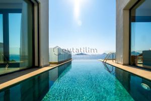 Bazén v ubytování Villa Adalar by EvTatilim nebo v jeho okolí