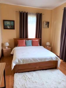 1 dormitorio con 1 cama grande con almohadas y ventana en City Lodge en Rose Hill