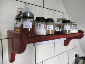 une étagère avec des bocaux dans une cuisine dans l'établissement Apartma Dobra misel, à Bovec
