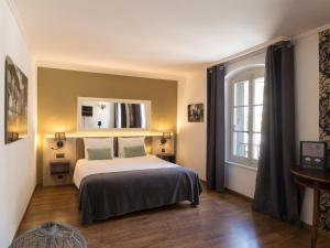 Postel nebo postele na pokoji v ubytování L'Hôtel by Hostellerie du Château