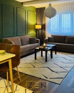 un soggiorno con divano e tavolo di Zen Apartments Pejë a Pejë