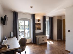 TV a/nebo společenská místnost v ubytování L'Hôtel by Hostellerie du Château