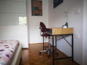 ein Schreibtisch mit Stuhl neben einem Bett in der Unterkunft MILLENCA Apartment in Izola + 27 Fotos