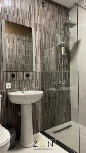 bagno con lavandino e doccia di Zen Apartments Pejë a Pejë