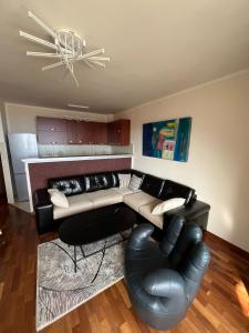 uma sala de estar com um sofá e duas cadeiras em b-612 em Petrovac na Moru