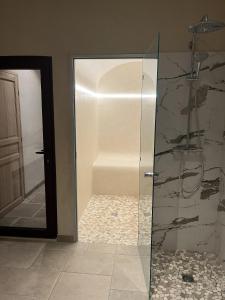 a shower with a glass door in a bathroom at Amour Amour Love Room in Penvénan