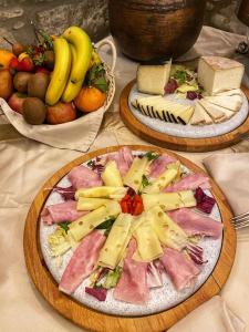 コルトーナにあるRelais Villa Baldelliの果物を盛り付けたテーブルの上に2皿