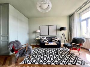a living room with two chairs and a couch at Luxury Stay Vienna in Vienna