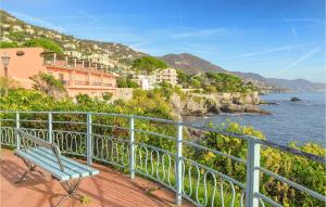 un banco azul sentado en un balcón con vistas al océano en Lovely Apartment In Genova With Wifi en Génova