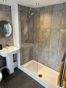 bagno con doccia e lavandino di Lluest a Llanddewi-Brefi