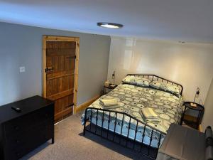 una camera con letto e porta in legno di Lluest a Llanddewi-Brefi