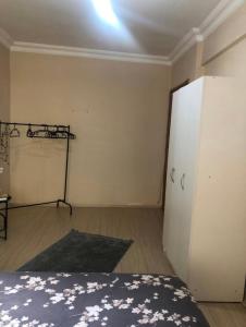 ein Schlafzimmer mit einem Bett und einer weißen Wand in der Unterkunft A room which close to the centre of Istanbul , 10 minutes to metro in Istanbul