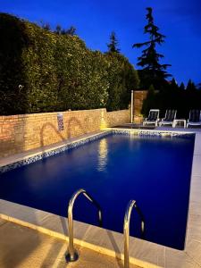una piscina con dos grifos frente a una pared en Villa Gregovica, en Pula