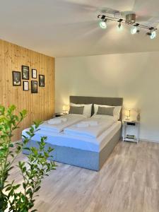 Giường trong phòng chung tại An Wanderwegen gelegen mit Terrasse und Boxspringbett