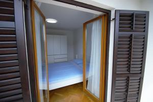 Dormitorio pequeño con cama y espejo en Villa Vienna en Novigrad Istria