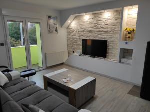 Posedenie v ubytovaní Lika Relax and Party House with sauna, jacuzzi and outdoor heated swimming pool