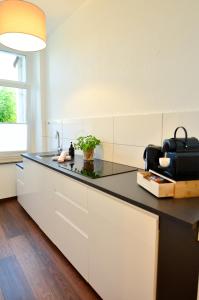 Kuchyňa alebo kuchynka v ubytovaní MILPAU Wuppertal 1 - Modernes und zentrales Studio-Apartment mit Queensize-Bett - Netflix, Nespresso, Smart-TV und privater Terrasse