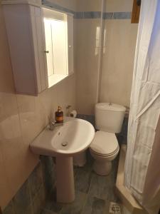 Un baño con un lavabo blanco y un inodoro. en Villa Magnolia, en Litóchoron 23 fotos más