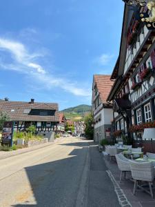 ザスバッハヴァルデンにあるAn Wanderwegen gelegen mit Terrasse und Boxspringbettのテーブルと椅子が並ぶ町の空き道