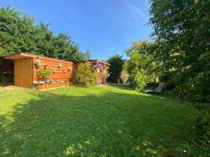 un patio con una casa de madera al fondo en Le Petit Prince à Sarlat - Parking privé - piscine chauffée - espace bien-être Jacuzzi et massages, en Sarlat-la-Canéda