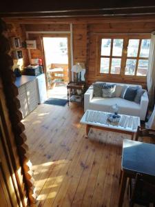 Massay的住宿－Agréable chalet en bois et son extérieur，客厅配有沙发和桌子