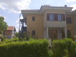 Vrnjačka BanjaにあるSobe Nevenkaの前に柵がある黄色い家