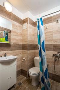 een badkamer met een toilet en een wastafel bij Nikos BnB in Faliraki