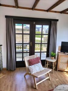 A seating area at Chalet Happiness met heerlijk terras en tuin in Kortgene.