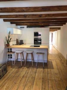 cocina con encimera y taburetes en una habitación en Situation exceptionnelle entre lac et rue piétonne en Annecy